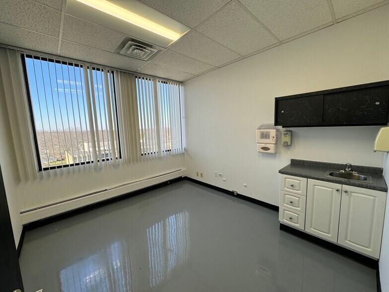 More Photos Of 121 S Wilke Rd, Arlington Heights Medical For Lease