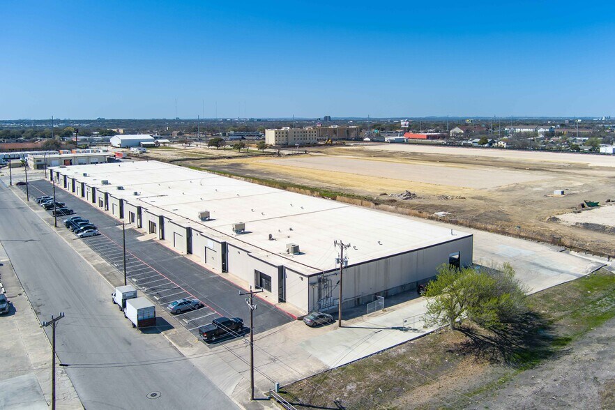 More Photos Of 4727-4751 Center Park Blvd, San Antonio Manufacturing For Lease