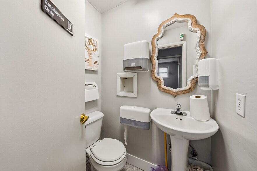 More Photos Of 21990 Highway 62, Shady Cove Healthcare For Sale