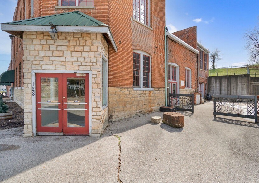 More Photos Of 108 Busch Ave, Washington Freestanding For Sale