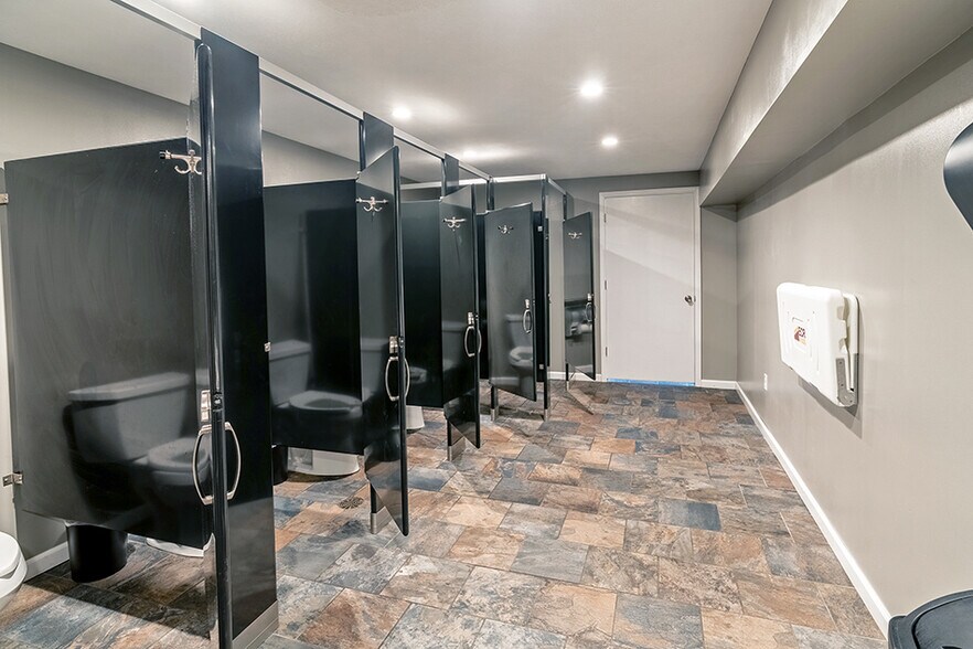 More Photos Of 18967 N US Highway 51, Elkville Mixed Retail For Sale