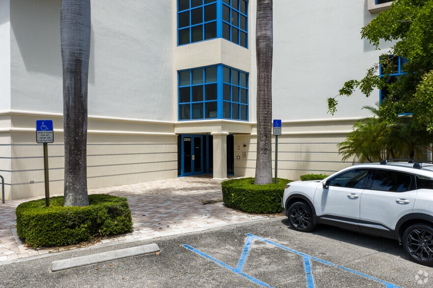 More Photos Of 2505 Metrocentre Blvd, West Palm Beach Medical For Lease