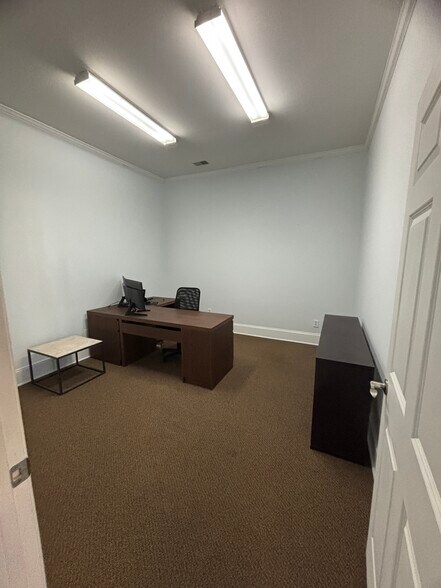 More Photos Of 109A Vista Oaks Dr, Lexington Office For Sale