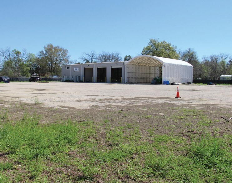 More Photos Of 205 E Wallisville Rd, Highlands Warehouse For Lease