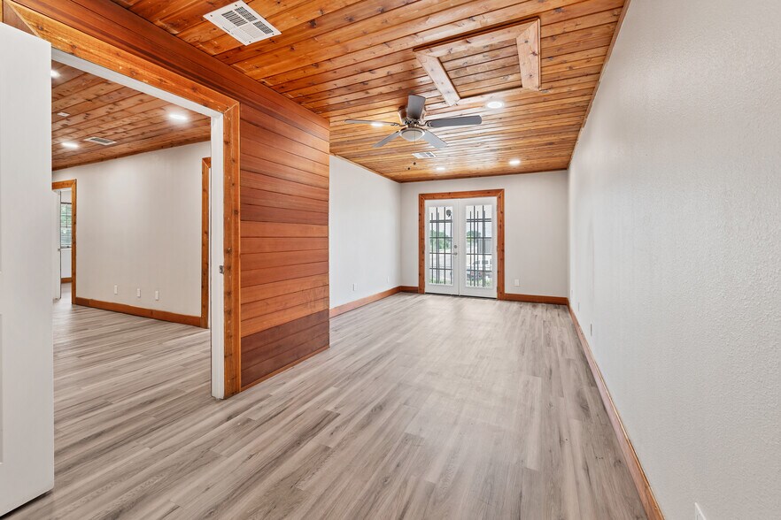 More Photos Of 11204 Bluff Bend Dr, Austin Light Manufacturing For Sale