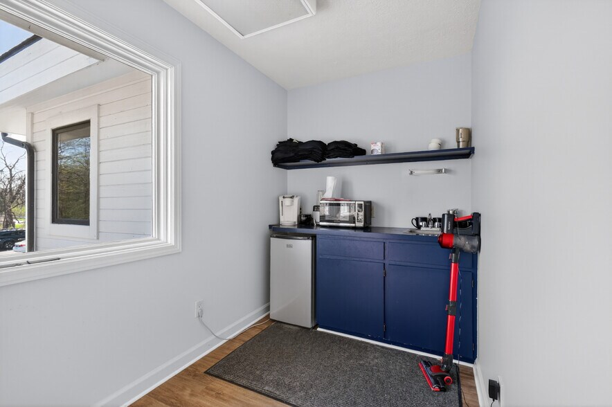 More Photos Of 6300 Sashabaw Rd, Village of Clarkston Storefront For Lease