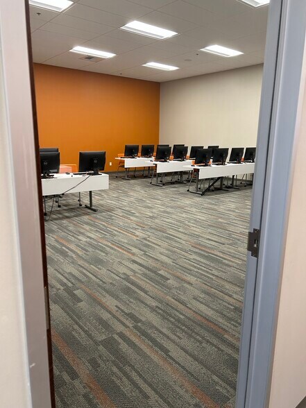 More Photos Of 823 Park East Blvd, Lafayette Office For Lease