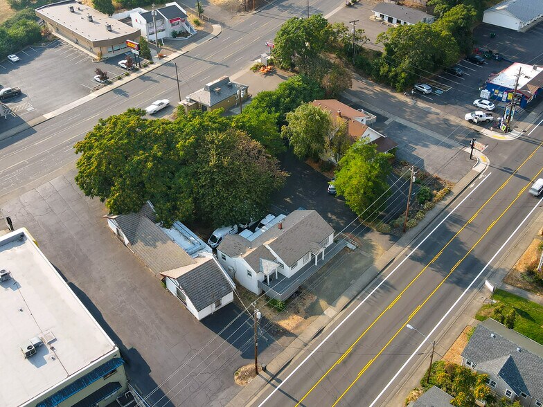 More Photos Of 482 NE Winchester St, Roseburg Freestanding For Sale