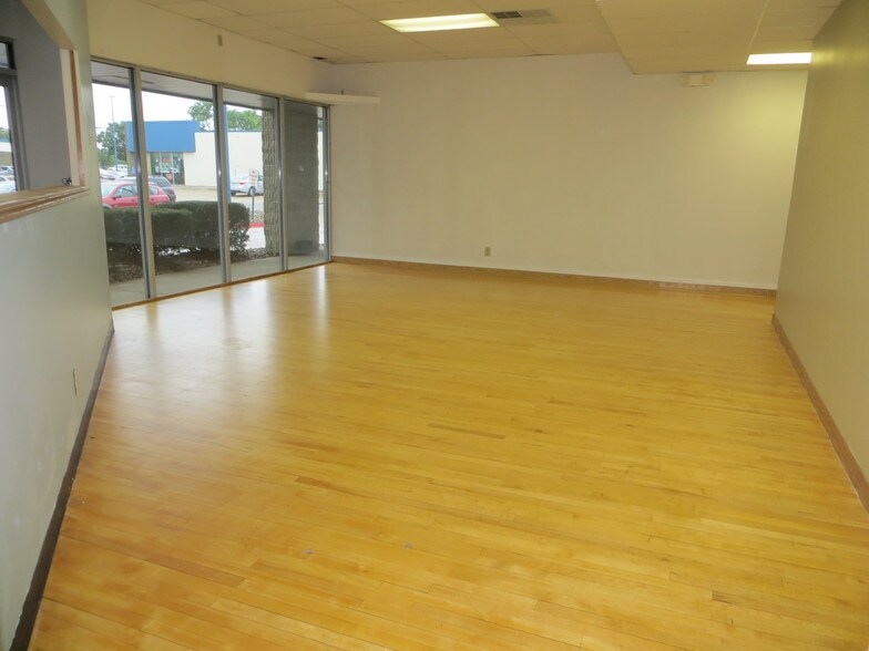 More Photos Of 4214 Fleur Dr, Des Moines General Retail For Lease