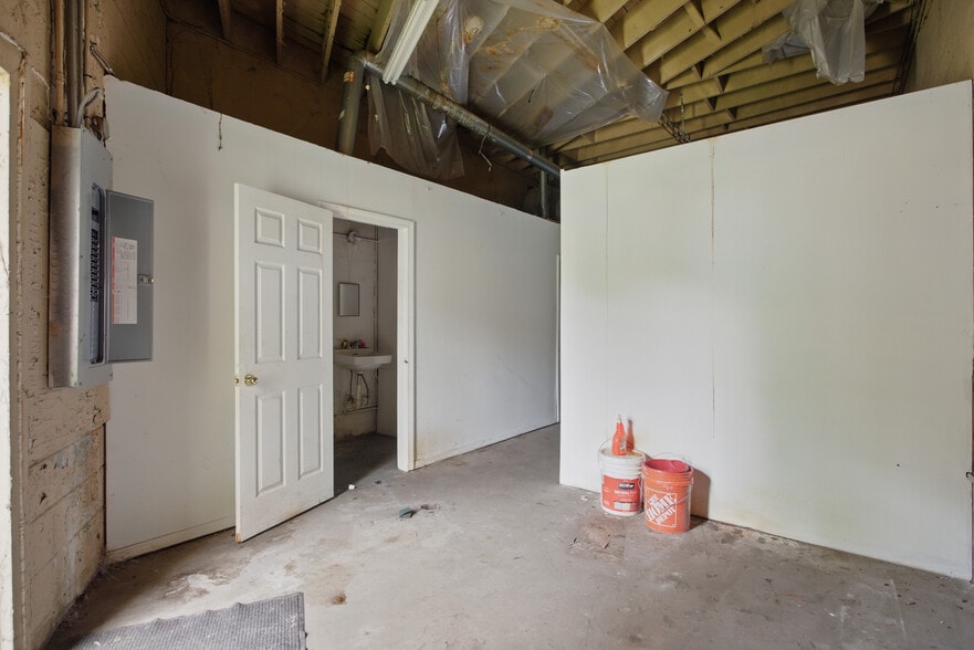 More Photos Of 14049-14051 Gratiot Ave, Detroit Storefront Retail Office For Sale