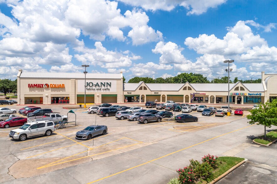 More Photos Of 12900 Willowchase Dr, Houston Unknown For Lease