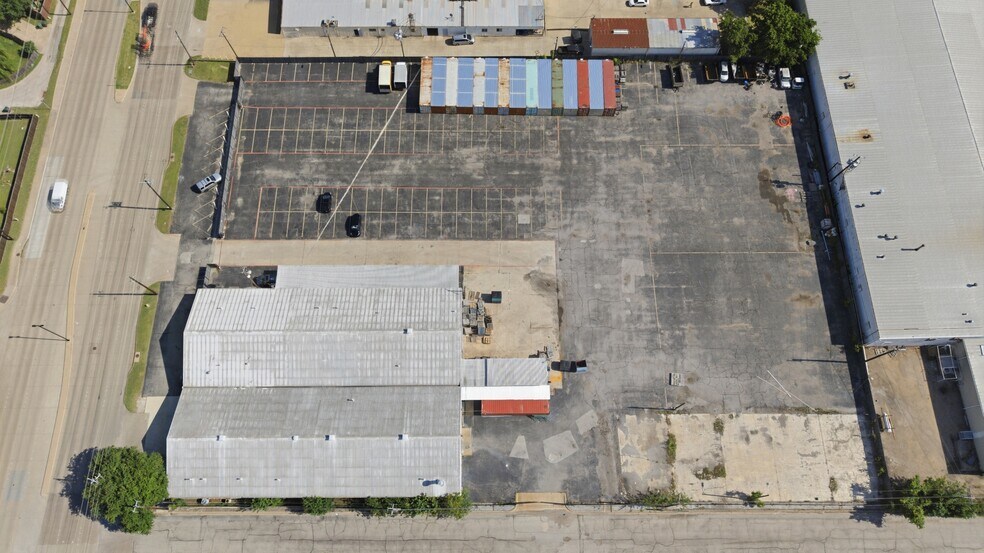 More Photos Of 1824 N 1st St, Garland Warehouse For Lease