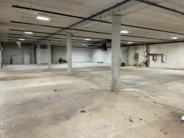 More Photos Of 1331 Gillingham Rd, Neenah Warehouse For Lease