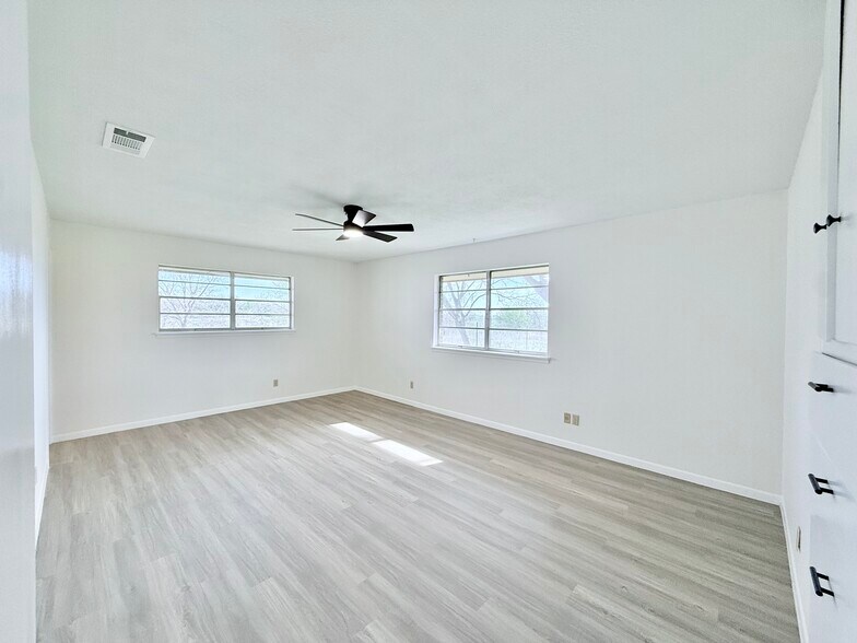 More Photos Of 10025 Farm to Market 1660, Hutto Warehouse For Sale