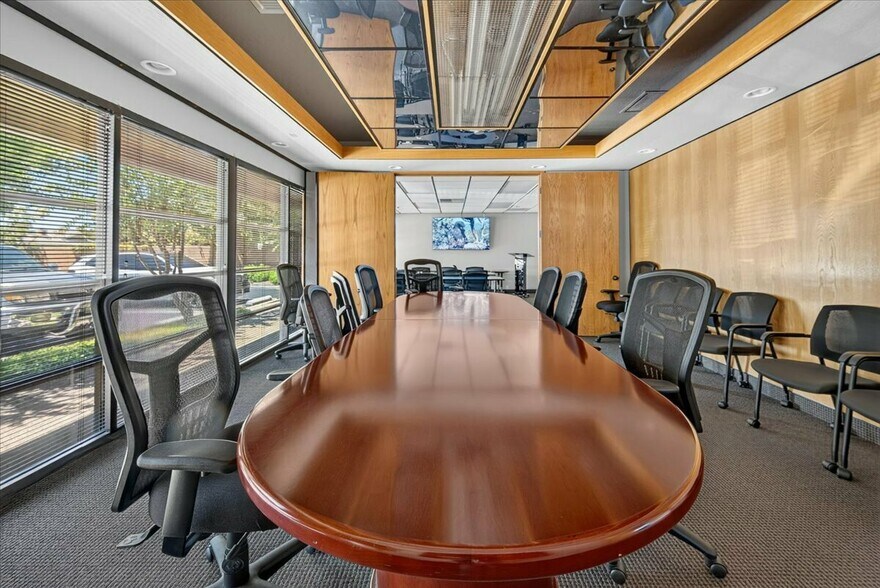 More Photos Of 2600 W Shaw Ln, Fresno Office For Sale
