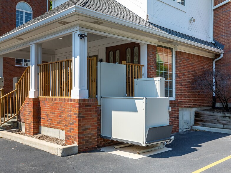 More Photos Of 301 W Roosevelt Rd, Wheaton Office For Lease