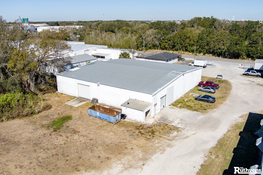 More Photos Of 1042 Hoover Rd, Winter Haven Warehouse For Lease