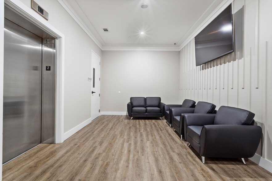 More Photos Of 13334 Seaway Rd, Gulfport Office For Lease