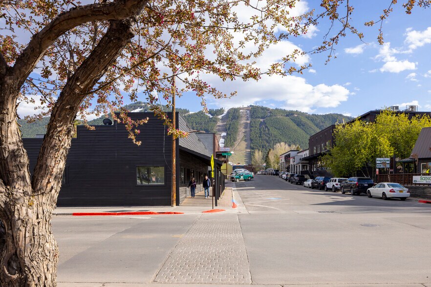 More Photos Of 180 Center St, Jackson Showroom For Lease