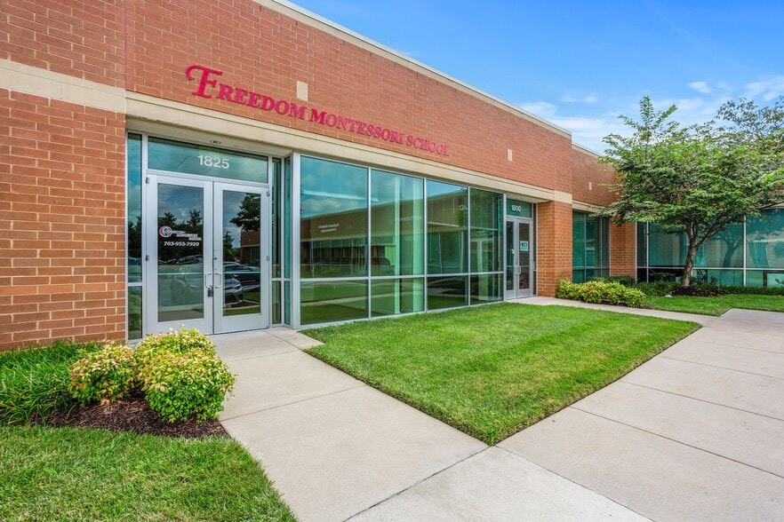More Photos Of 4229 Lafayette Center Dr, Chantilly Business Park For Lease