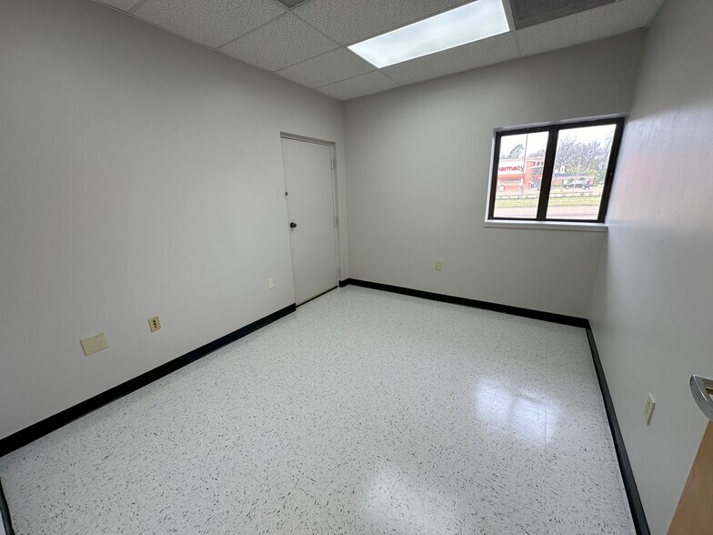 More Photos Of 1341 N Highland Ave, Jackson Office For Sale