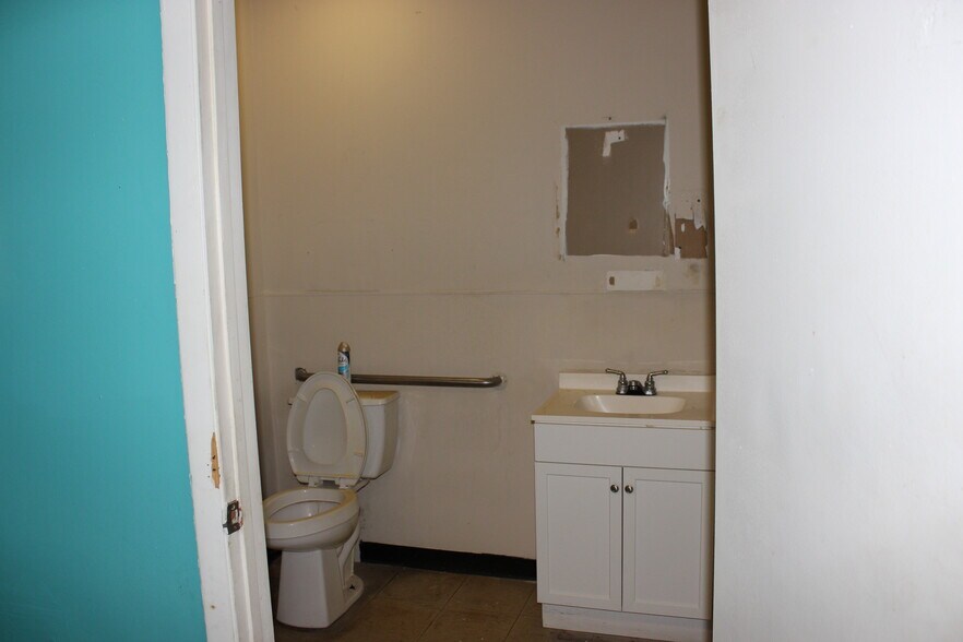 More Photos Of 6050 Moncrief Rd, Jacksonville Unknown For Lease