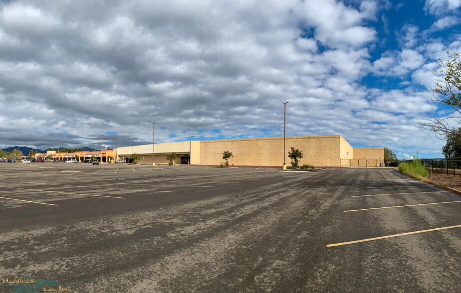 More Photos Of 55 Lake Blvd, Redding Department Store For Lease