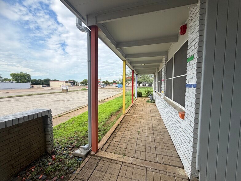 More Photos Of 109 W Midway Dr, Euless Medical For Sale