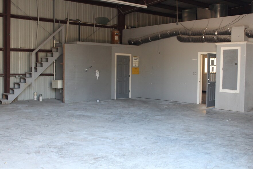More Photos Of 130 Grand Ave, Bacliff Warehouse For Sale