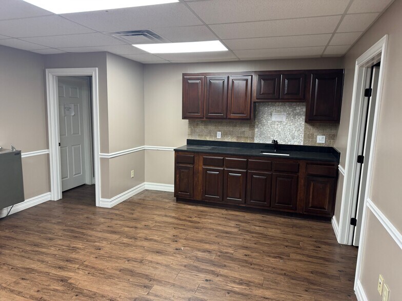 More Photos Of 6935 E 12th St, Tulsa Manufacturing For Lease