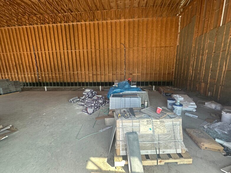 More Photos Of 1390 Expressway Expy, Brownsville Storefront Retail Office For Lease