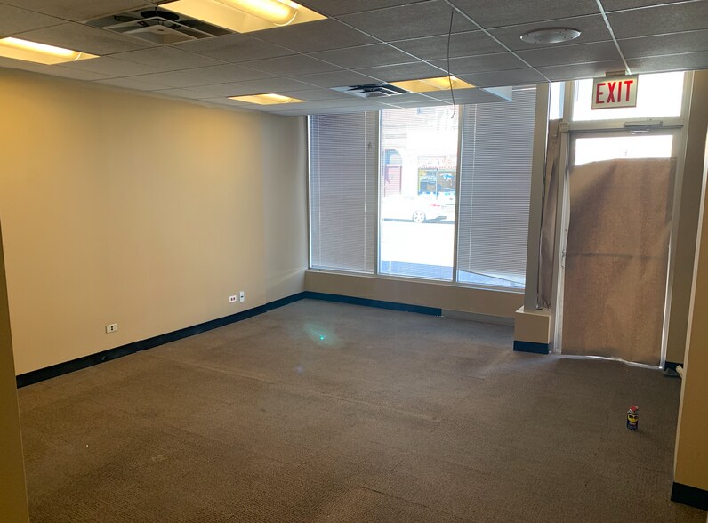 More Photos Of 3948-3954 N Sheridan Rd, Chicago Bank For Lease