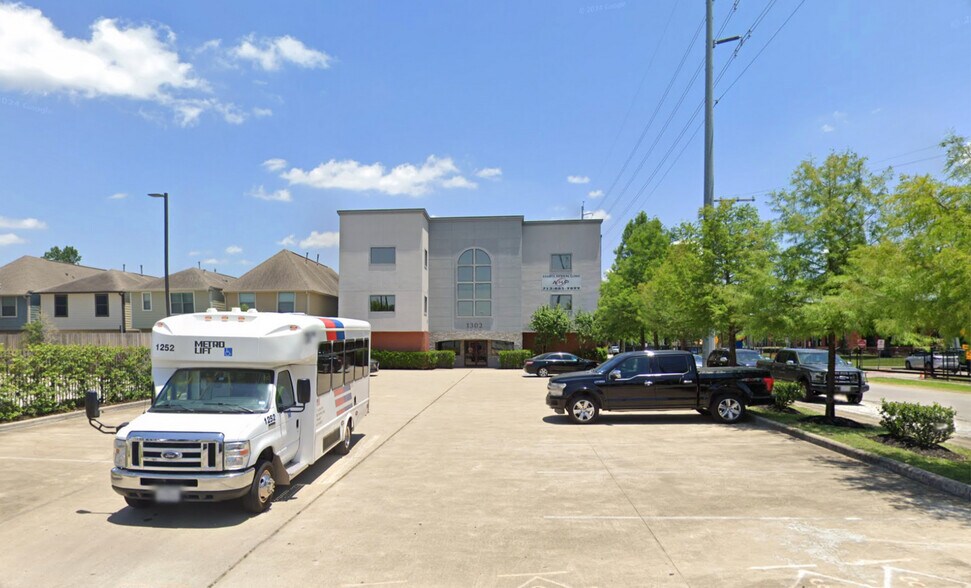 More Photos Of 1302 N Shepherd Dr, Houston Medical For Lease