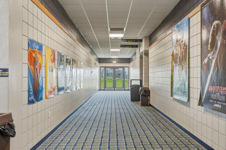 More Photos Of 655 N Opportunity Dr, Columbia City Movie Radio TVStudio For Sale