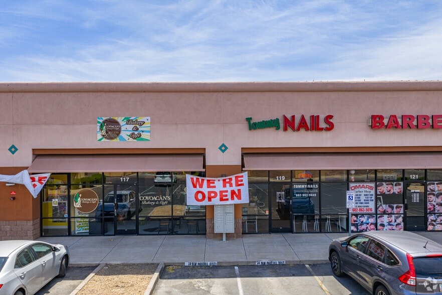 More Photos Of 1825-1855 W Greenway Rd, Phoenix Freestanding For Lease