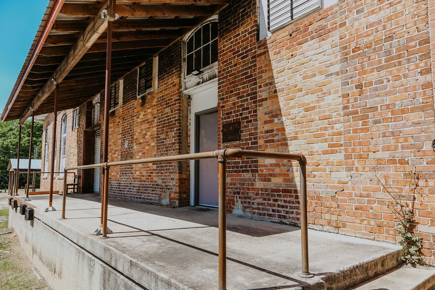 More Photos Of 340 Seaboard St, Vass Warehouse For Sale