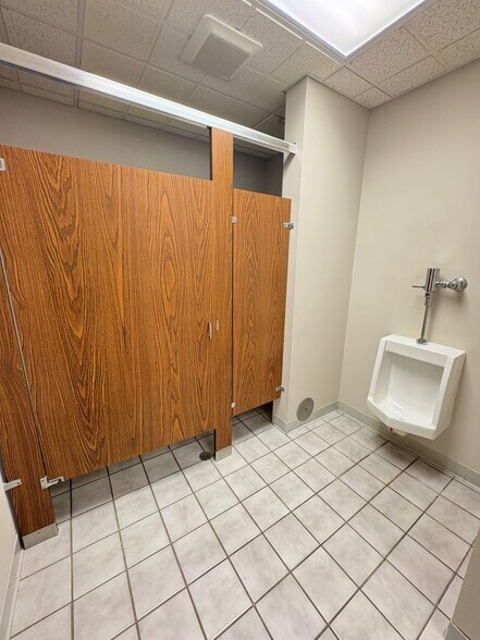 More Photos Of 23933 Allen Rd, Trenton Medical For Lease