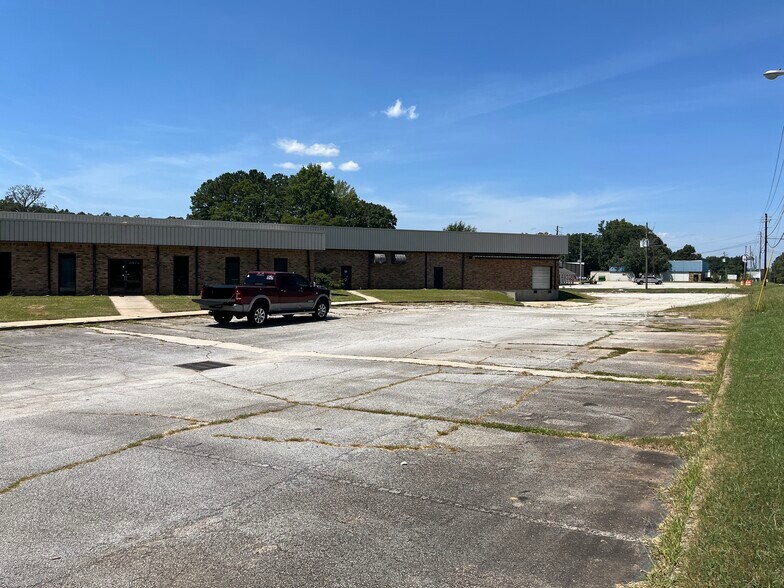 More Photos Of 9479 S Main St, Jonesboro Manufacturing For Lease
