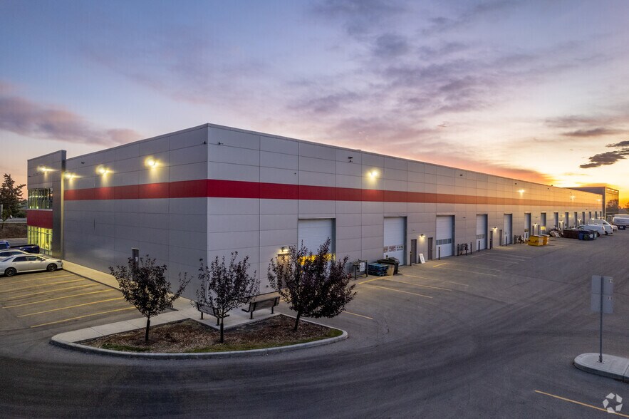 More Photos Of 3223 5 Av NE, Calgary Office For Sale