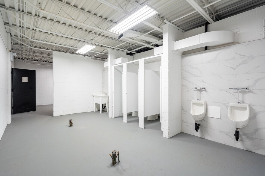 More Photos Of 100 Burland Cres, Hamilton Warehouse For Lease