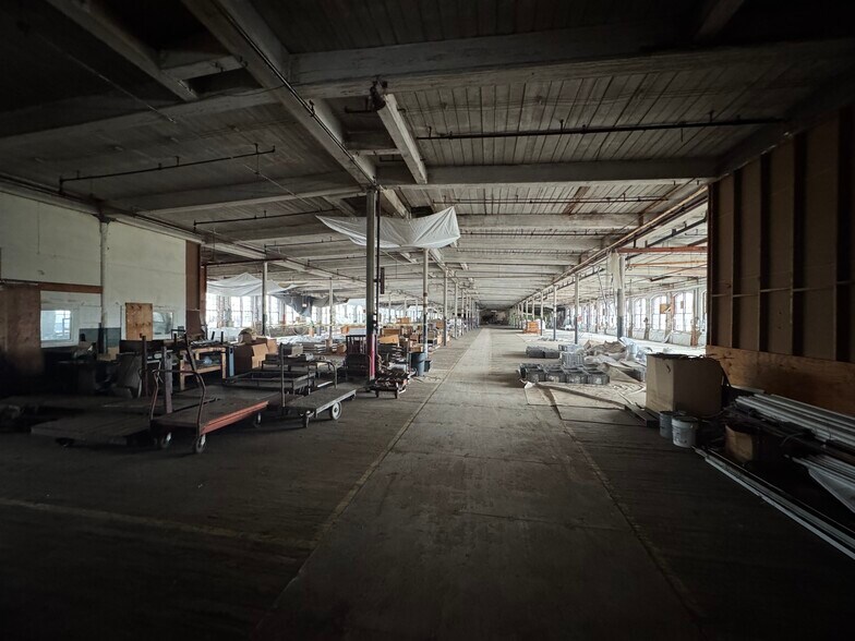 More Photos Of 76 Community Ave, Plainfield Manufacturing For Lease