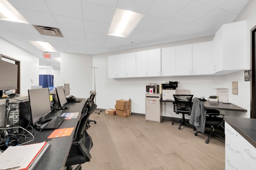 More Photos Of 2222 E Highland Ave, Phoenix Medical For Lease