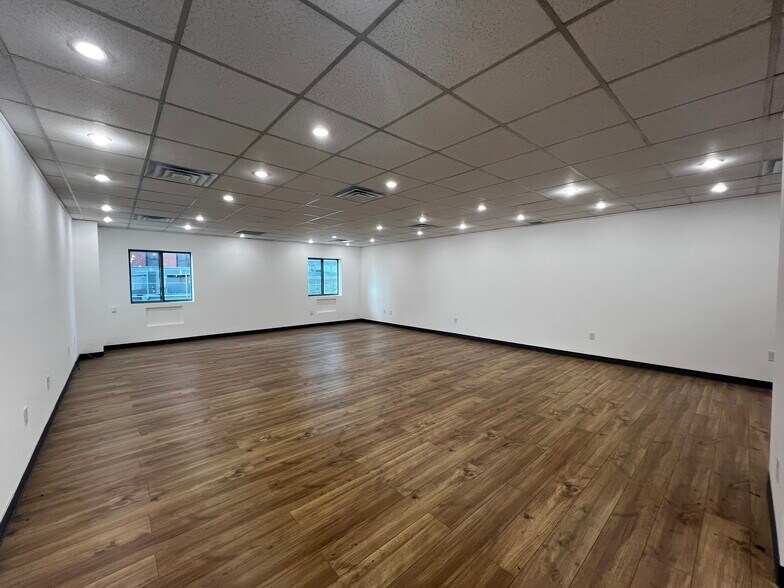 More Photos Of 13681 Roosevelt Ave, Flushing Office For Lease