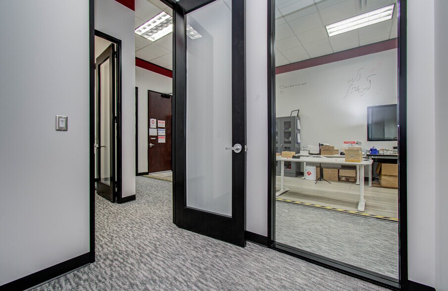 More Photos Of 9330 Kirby Dr, Houston Research And Development For Lease