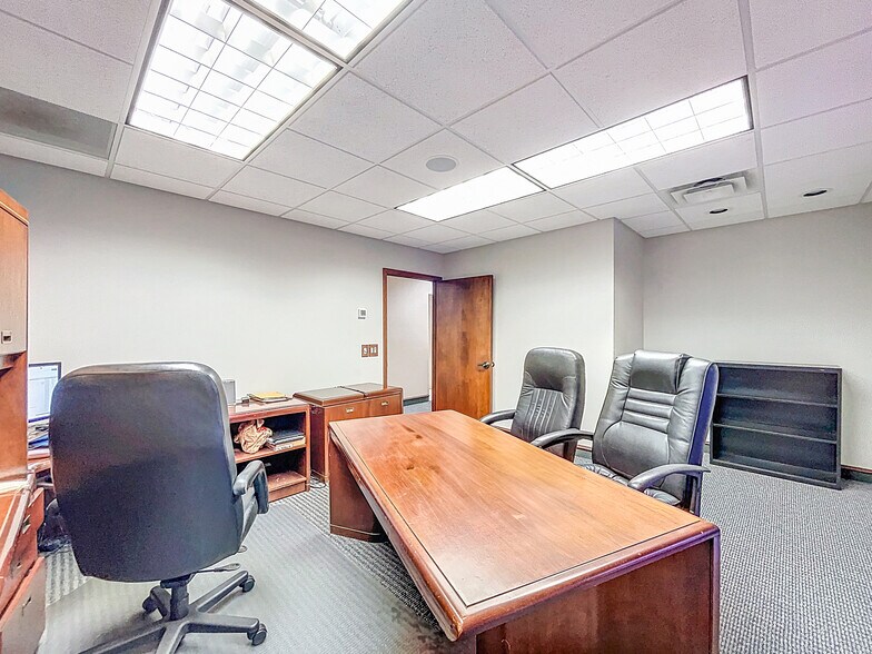 More Photos Of 5421 N 59th St, Tampa Office For Sale