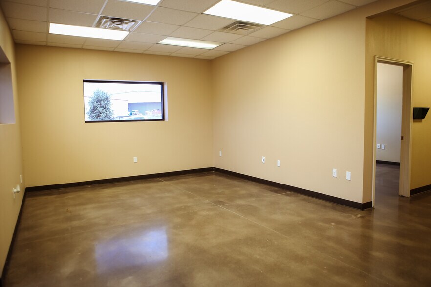 More Photos Of 2103 Longwood Dr, Brenham Warehouse For Lease