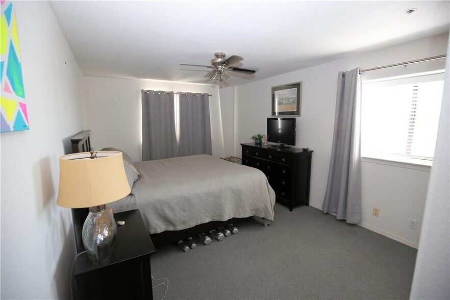 More Photos Of 3150 Propeller Dr, Paso Robles Airplane Hangar For Sale