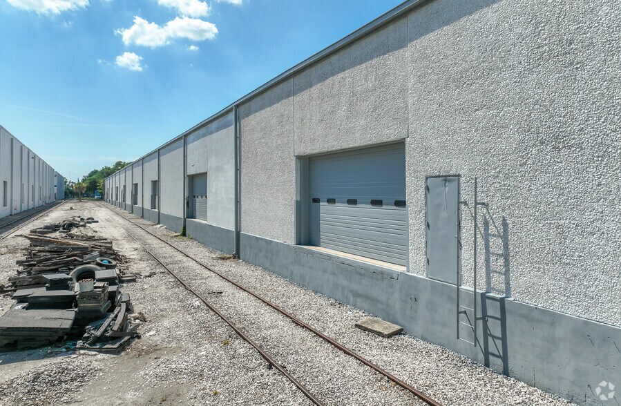 More Photos Of 3750 Bengert St, Orlando Warehouse For Lease