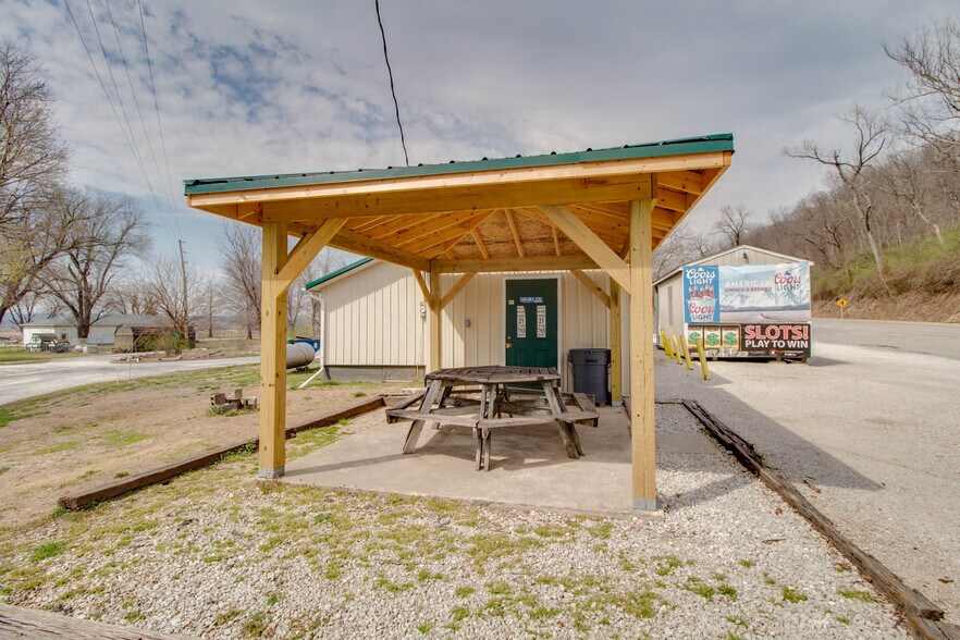 More Photos Of 20861 IL-100, Fieldon Specialty For Sale