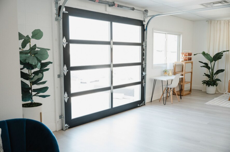 More Photos Of 104-108 W 31st St, Garden City Light Manufacturing For Lease